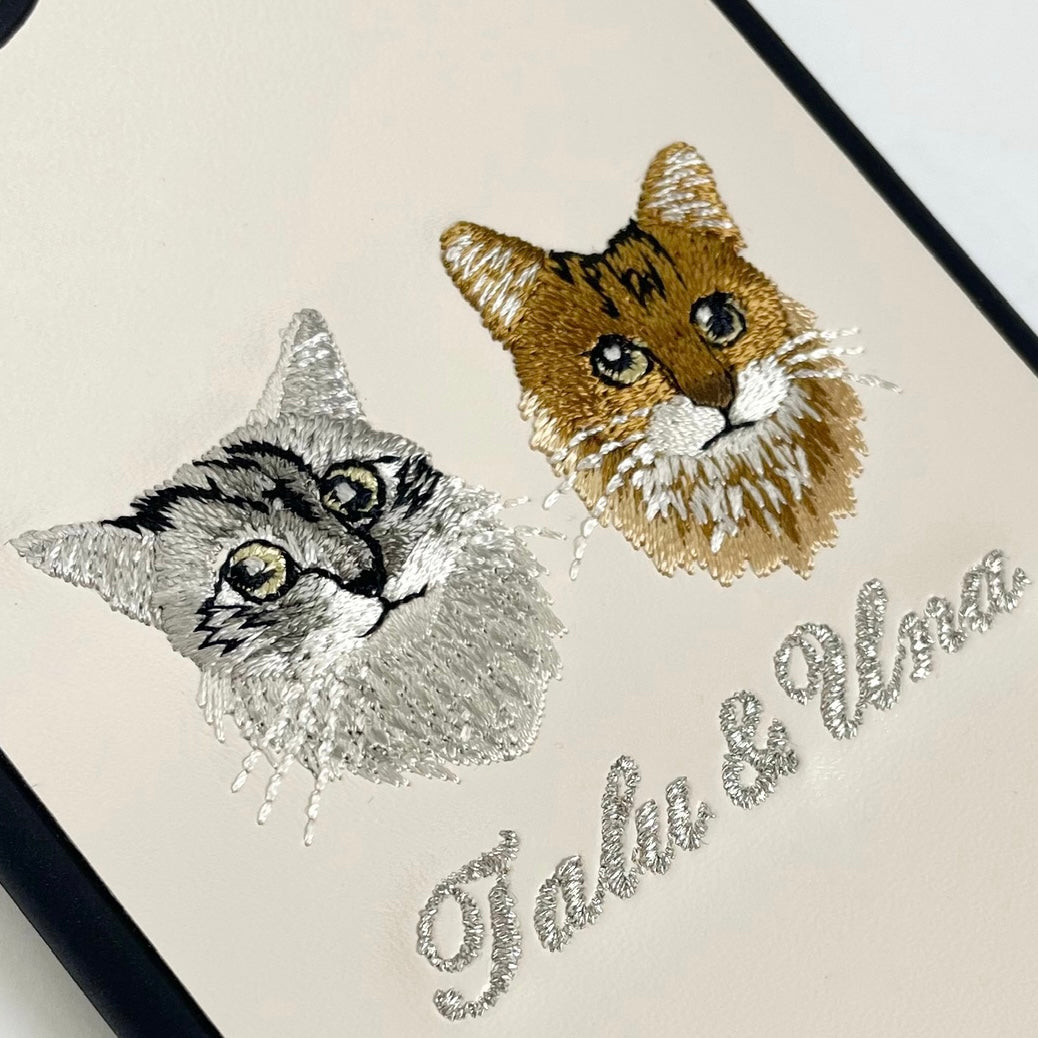 ＜ORDER作品＞刺繍スマホケース【猫2匹（Talu & Una） - イラスト調】ShiiShu（シーシュ）｜iPhoneケース、手帳型対応