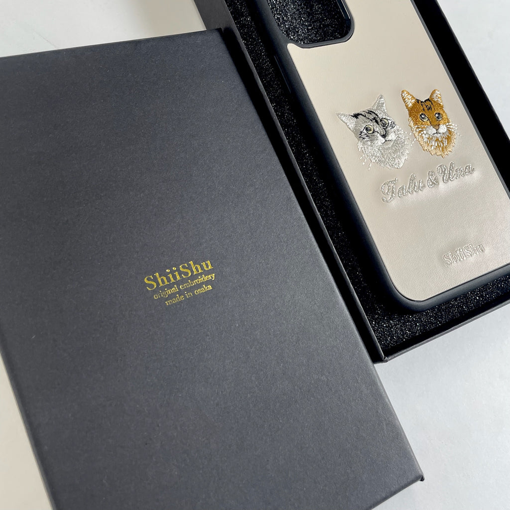 &lt;ORDER work&gt; Étui pour smartphone brodé [2 chats (Talu &amp; Una) - style illustration] Étui iPhone ShiiShu, compatible type notebook