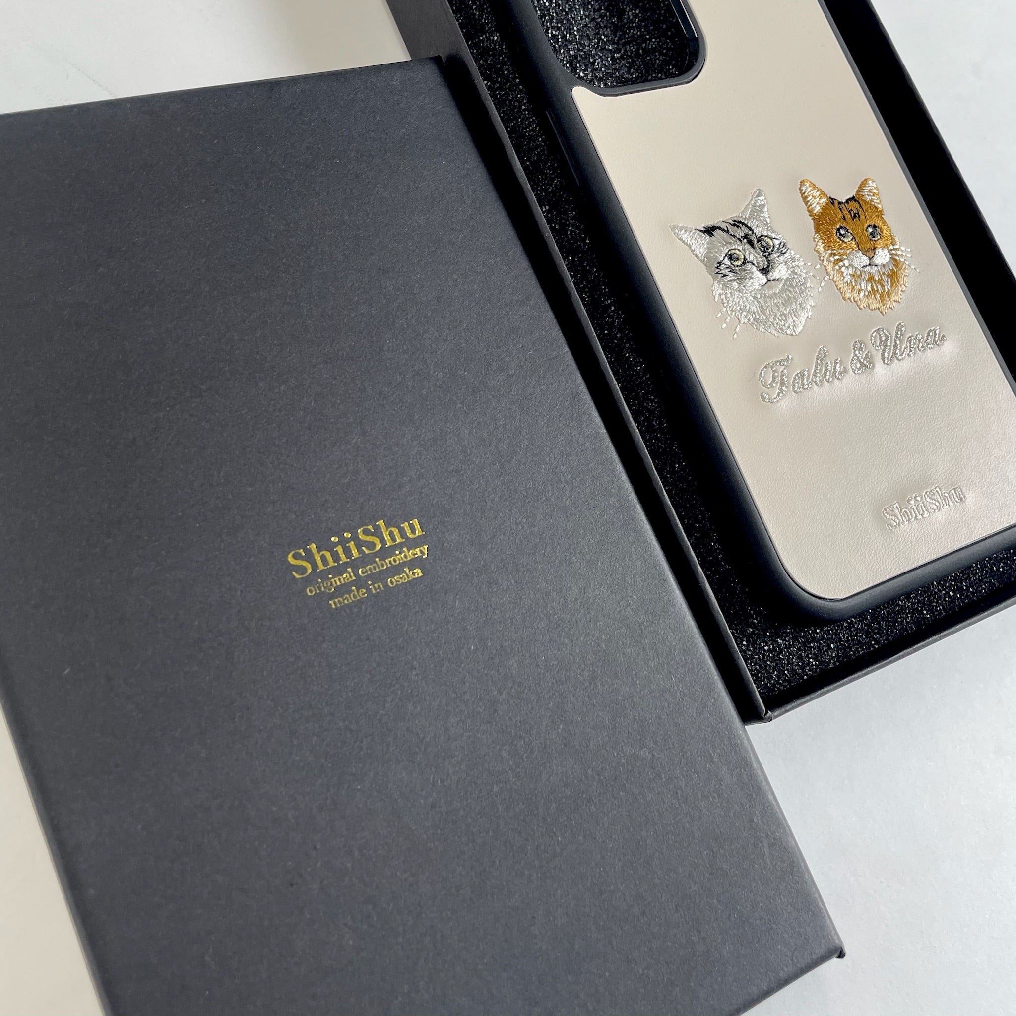 ＜ORDER WORK＞ Embroidered smartphone case [Two cats (Talu &amp; Una) - Illustrated] ShiiShu | iPhone case, notebook type compatible
