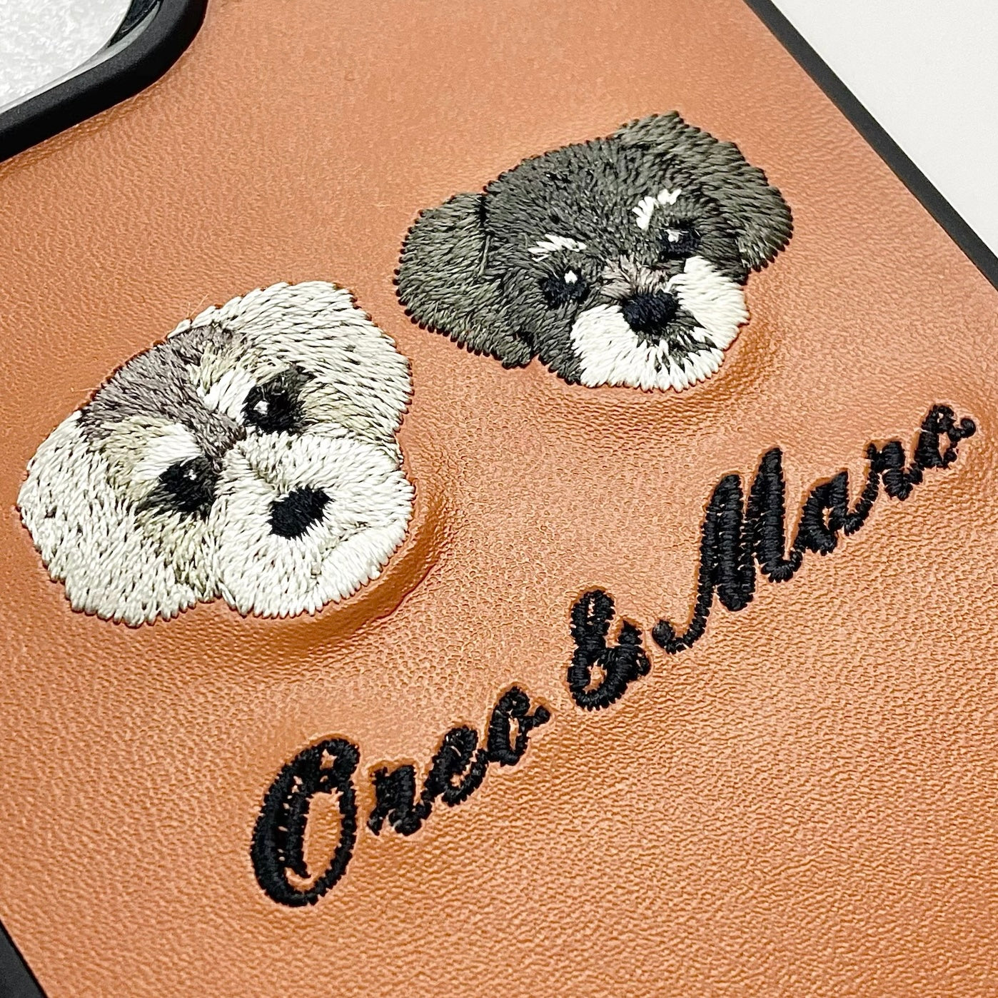 ＜ORDER作品＞刺繍スマホケース【ミニチュアシュナウザー&プードル（Oreo & Maro） - イラスト調】ShiiShu（シーシュ）｜iPhoneケース、手帳型対応