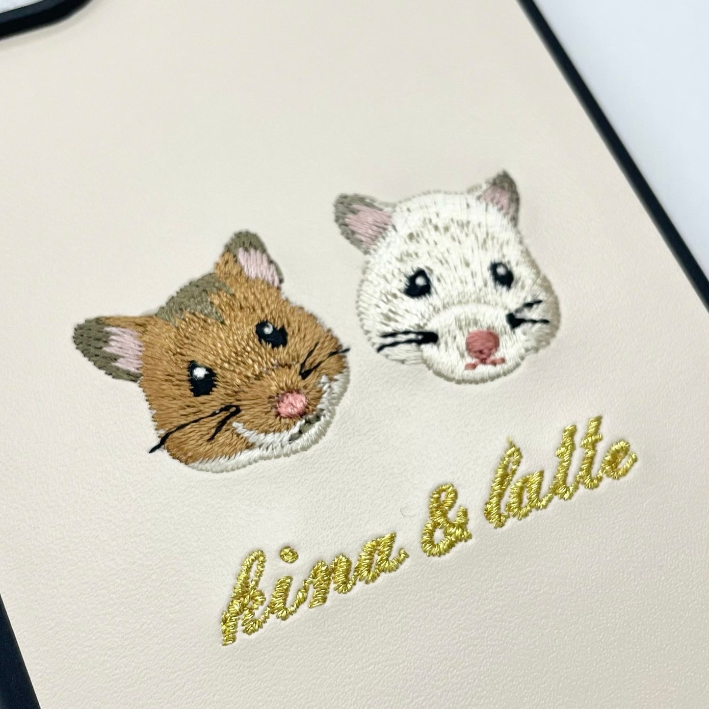 ＜ORDER作品＞刺繍スマホケース【ハムスター（kina &amp; latte） - イラスト調】ShiiShu（シーシュ）｜iPhoneケース、手帳型対応