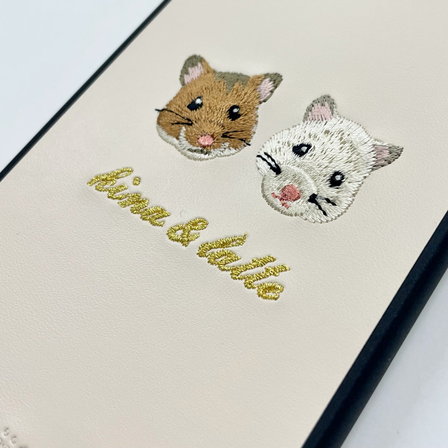 ＜ORDER作品＞刺繍スマホケース【ハムスター（kina &amp; latte） - イラスト調】ShiiShu（シーシュ）｜iPhoneケース、手帳型対応