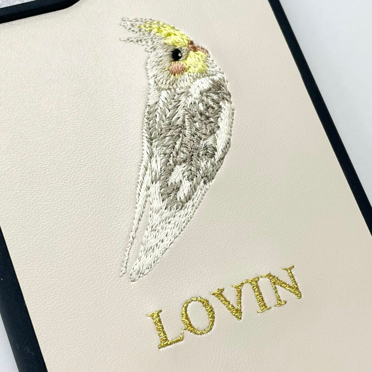 ＜ORDER作品＞刺繍スマホケース【オカメインコ（LOVIN） - リアル調】ShiiShu（シーシュ）｜iPhoneケース、手帳型対応