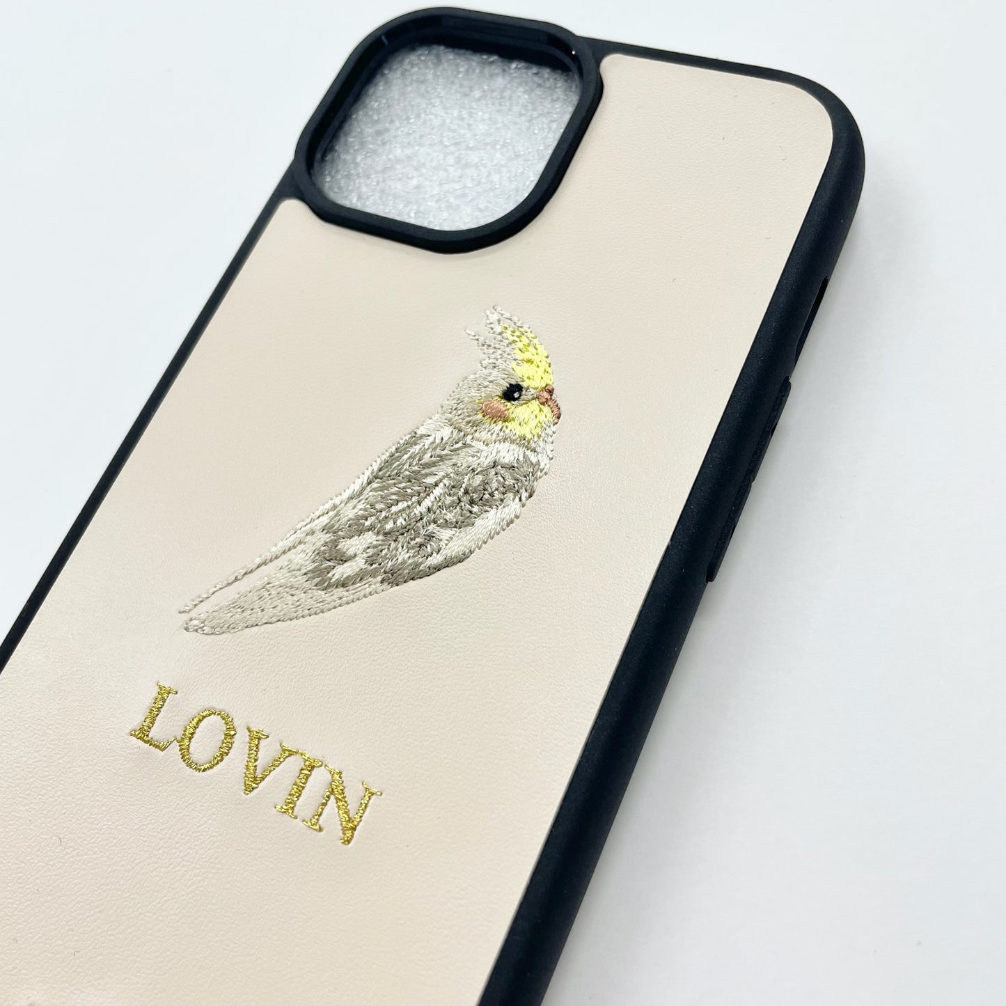 ＜ORDER作品＞刺繍スマホケース【オカメインコ（LOVIN） - リアル調】ShiiShu（シーシュ）｜iPhoneケース、手帳型対応