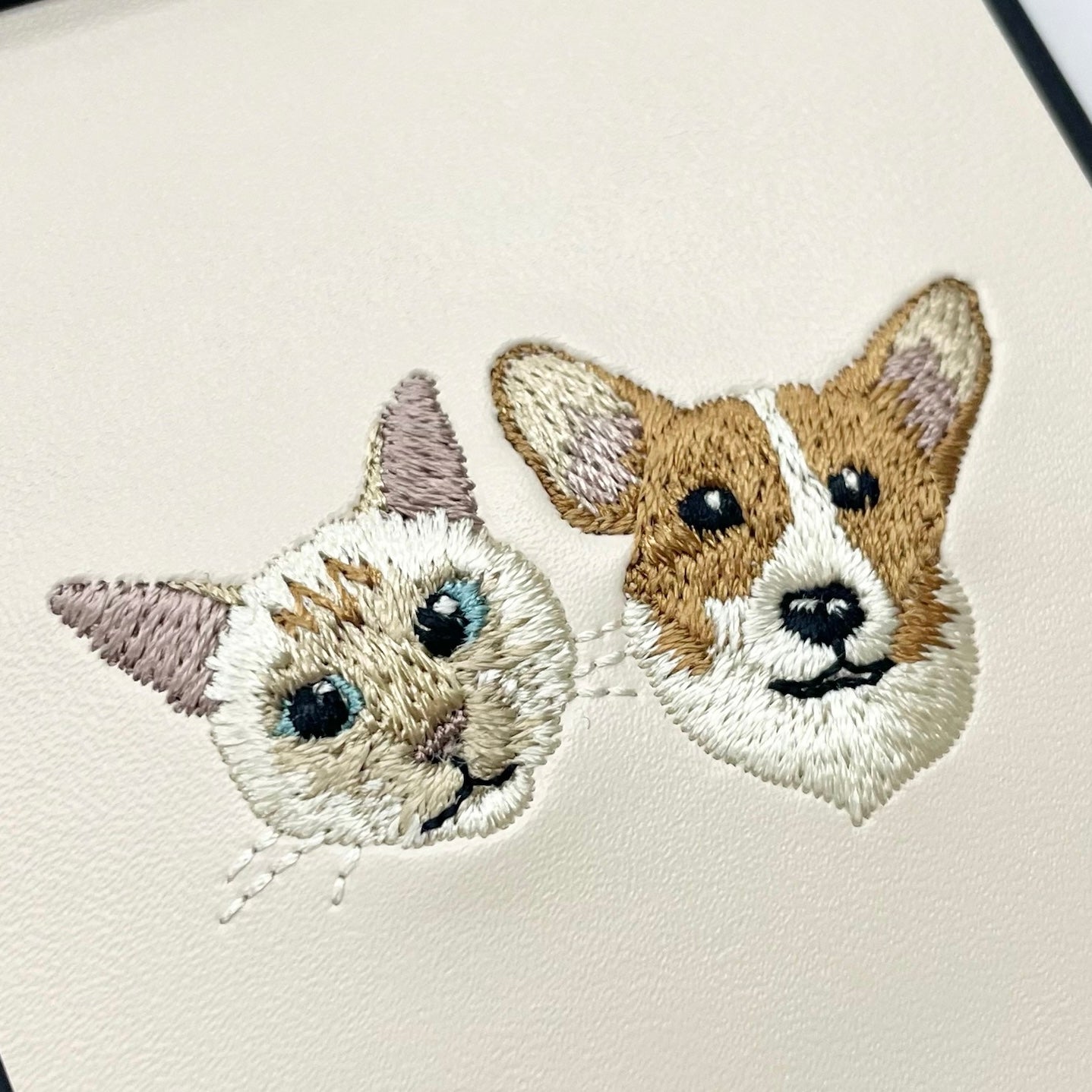 ＜ORDER作品＞刺繍スマホケース【犬＆猫 - イラスト調】ShiiShu（シーシュ）｜iPhoneケース、手帳型対応