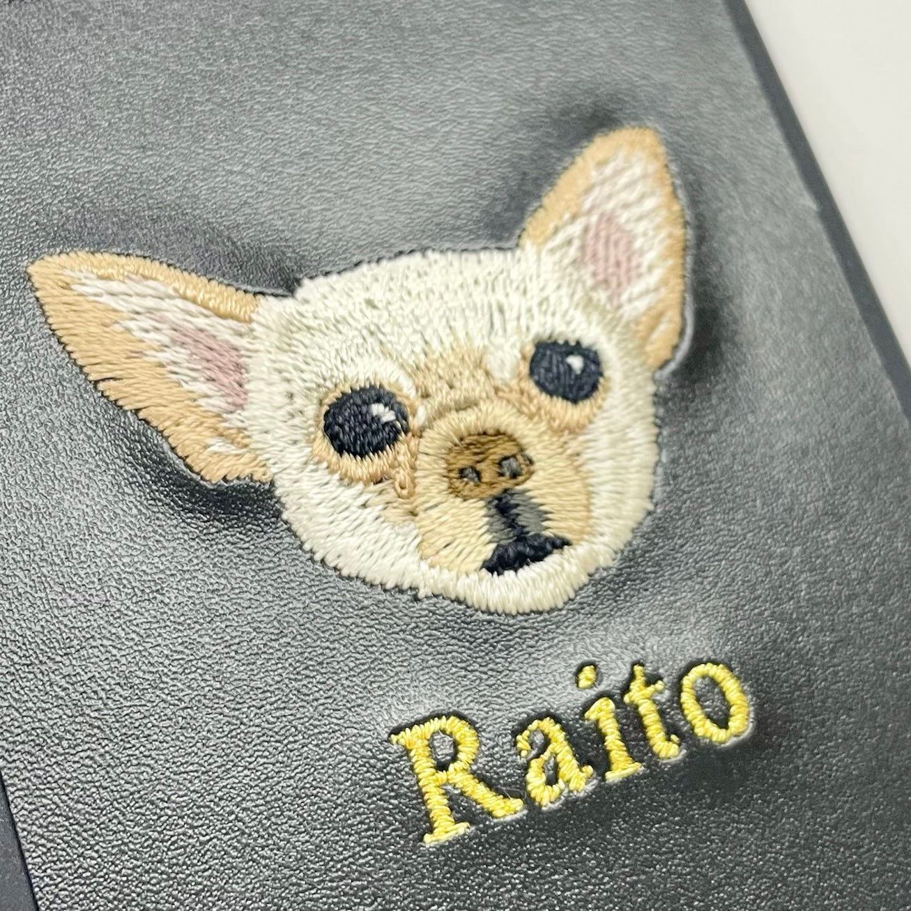 ＜ORDER作品＞刺繍スマホケース【チワワ（Raito） - リアル調】ShiiShu（シーシュ）｜iPhoneケース、手帳型対応