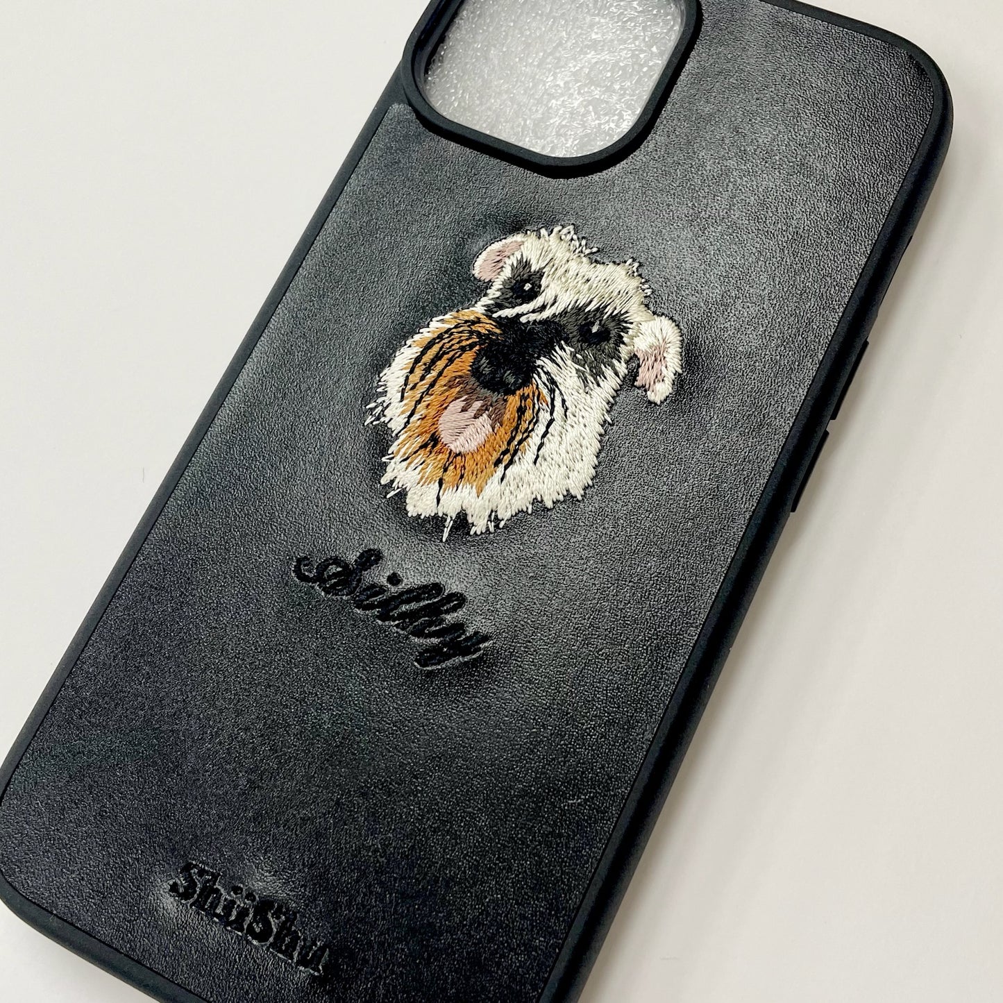 ＜ORDER作品＞刺繍スマホケース【ミニチュアシュナウザー（Silky） - リアル調】ShiiShu（シーシュ）｜iPhoneケース、手帳型対応