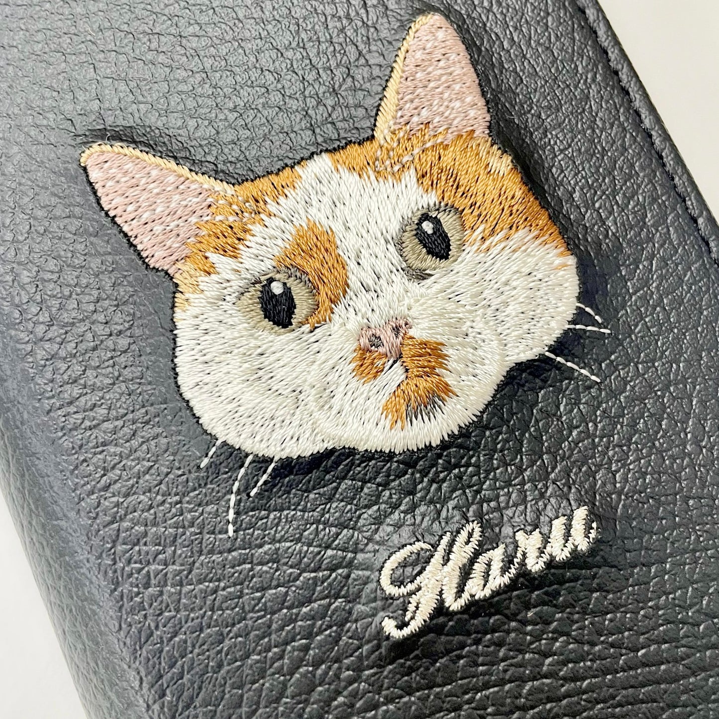 ＜ORDER作品＞刺繍スマホケース【猫（Haru） - リアル調】ShiiShu（シーシュ）｜iPhoneケース、手帳型対応