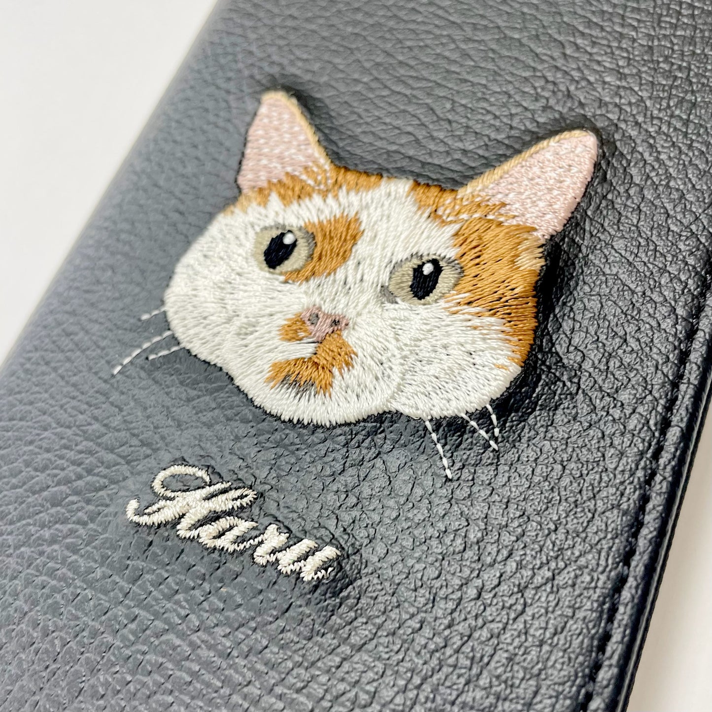 ＜ORDER作品＞刺繍スマホケース【猫（Haru） - リアル調】ShiiShu（シーシュ）｜iPhoneケース、手帳型対応