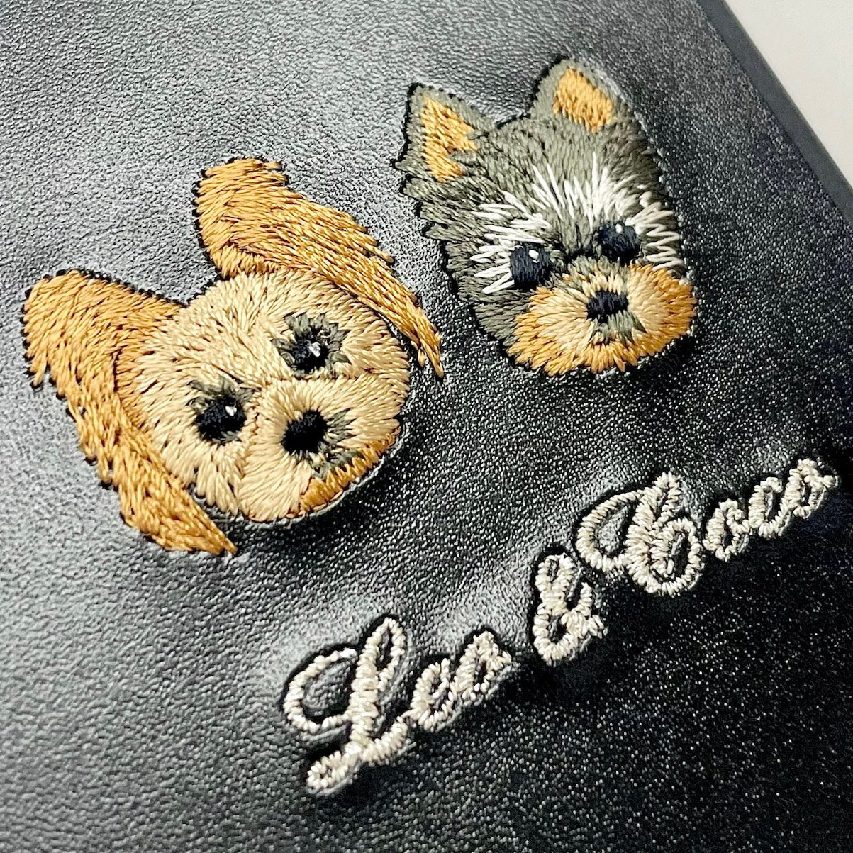 ＜ORDER作品＞刺繍スマホケース【ヨークシャテリア（LEO&COCO） - イラスト調】ShiiShu（シーシュ）｜iPhoneケース、手帳型対応