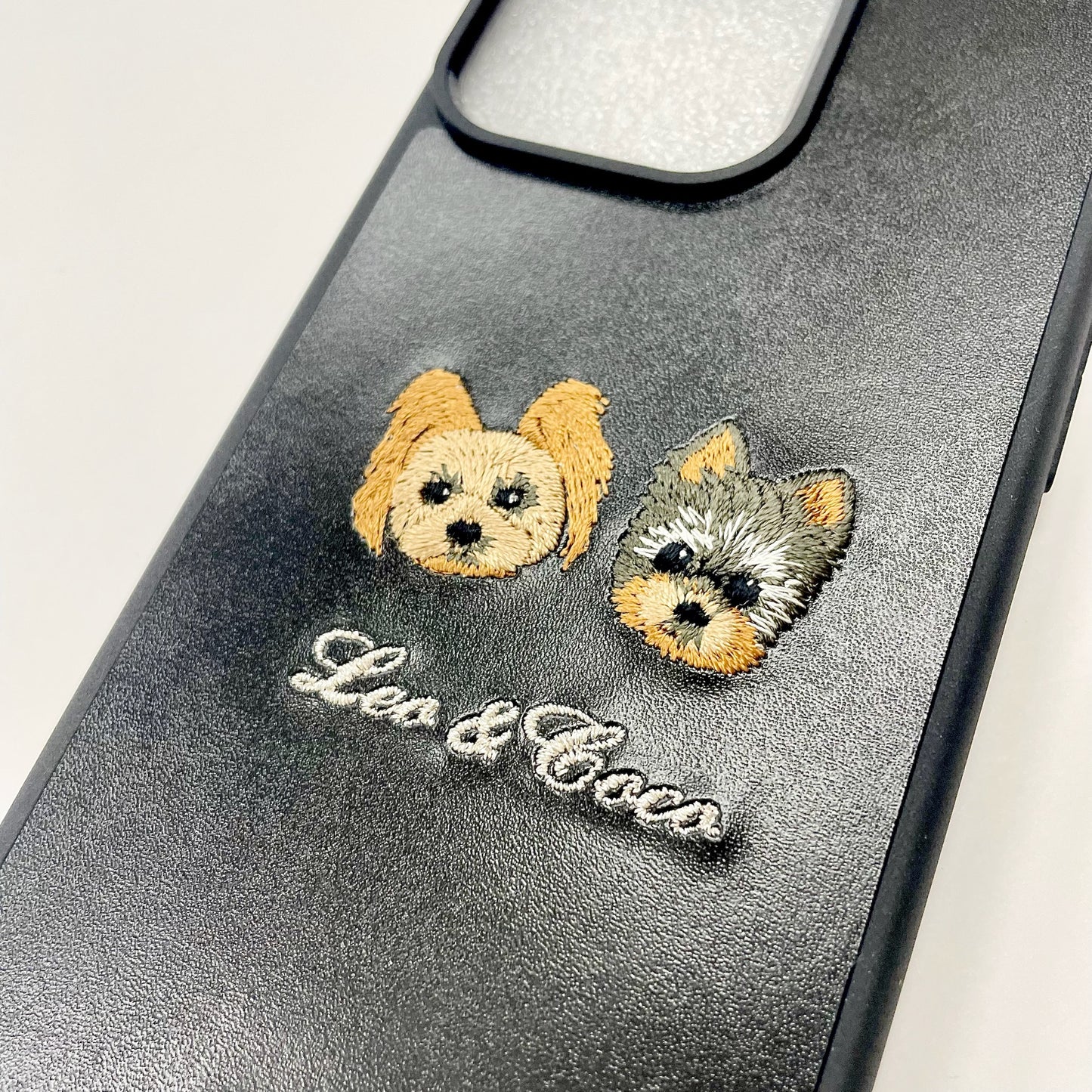 ＜ORDER作品＞刺繍スマホケース【ヨークシャテリア（LEO&COCO） - イラスト調】ShiiShu（シーシュ）｜iPhoneケース、手帳型対応