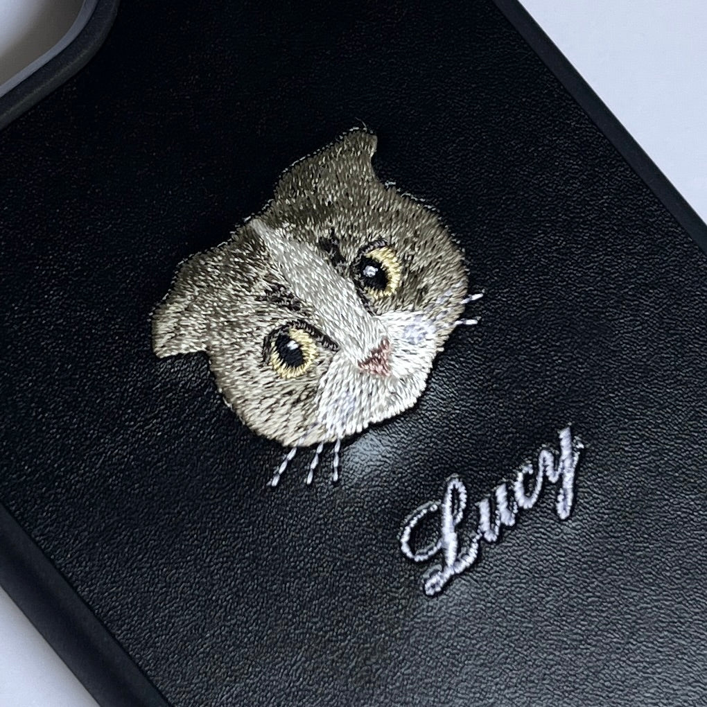 ＜ORDER作品＞刺繍スマホケース【スコティッシュフォールド（Lucy） - イラスト調】ShiiShu（シーシュ）｜iPhoneケース、手帳型対応