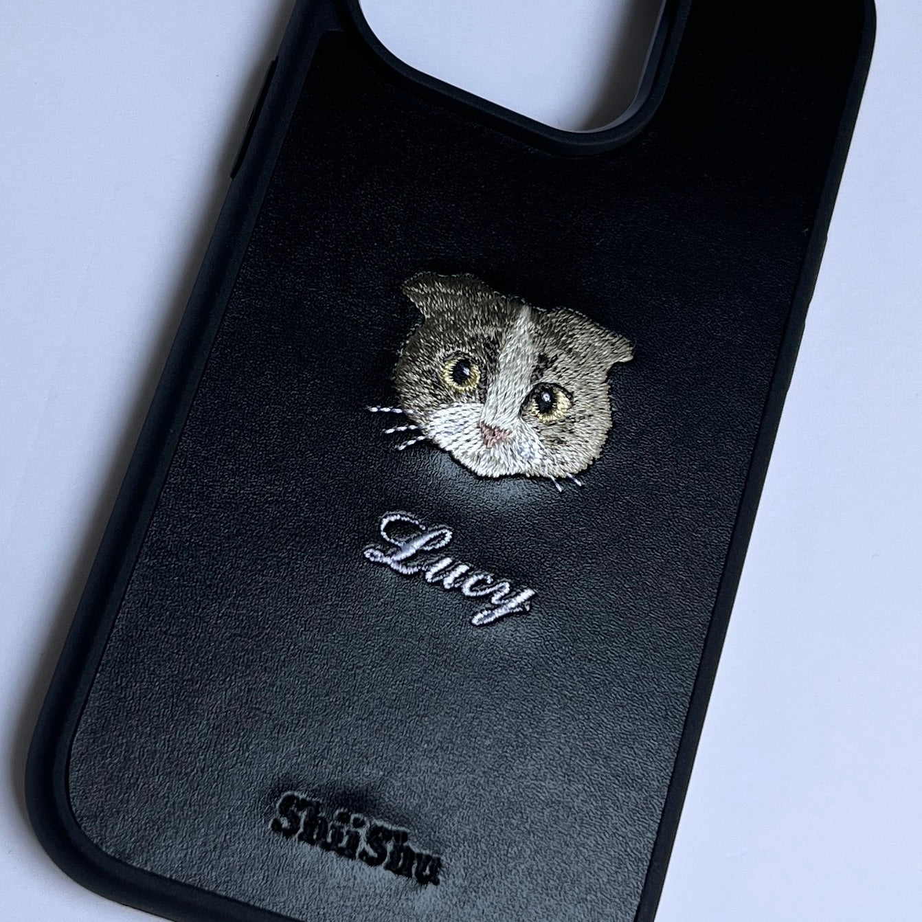 ＜ORDER作品＞刺繍スマホケース【スコティッシュフォールド（Lucy） - イラスト調】ShiiShu（シーシュ）｜iPhoneケース、手帳型対応