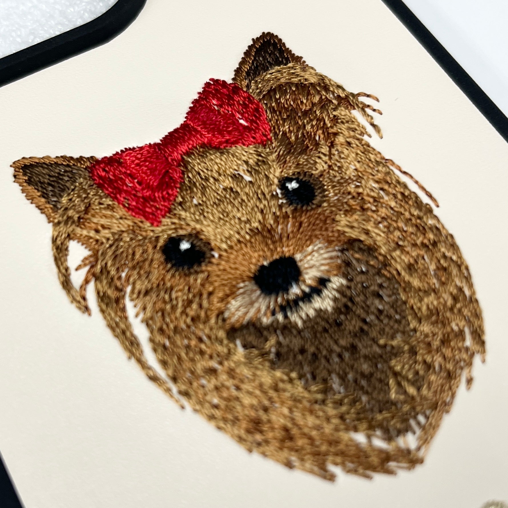 &lt;ORDER work&gt; Étui pour smartphone brodé [Yorkshire Terrier (HANA) - Style réaliste] Étui iPhone ShiiShu, compatible avec le type d'ordinateur portable
