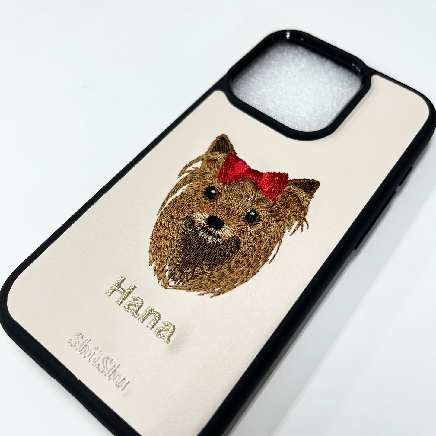 ＜ORDER作品＞刺繍スマホケース【ヨークシャーテリア（HANA） - リアル調】ShiiShu（シーシュ）｜iPhoneケース、手帳型対応