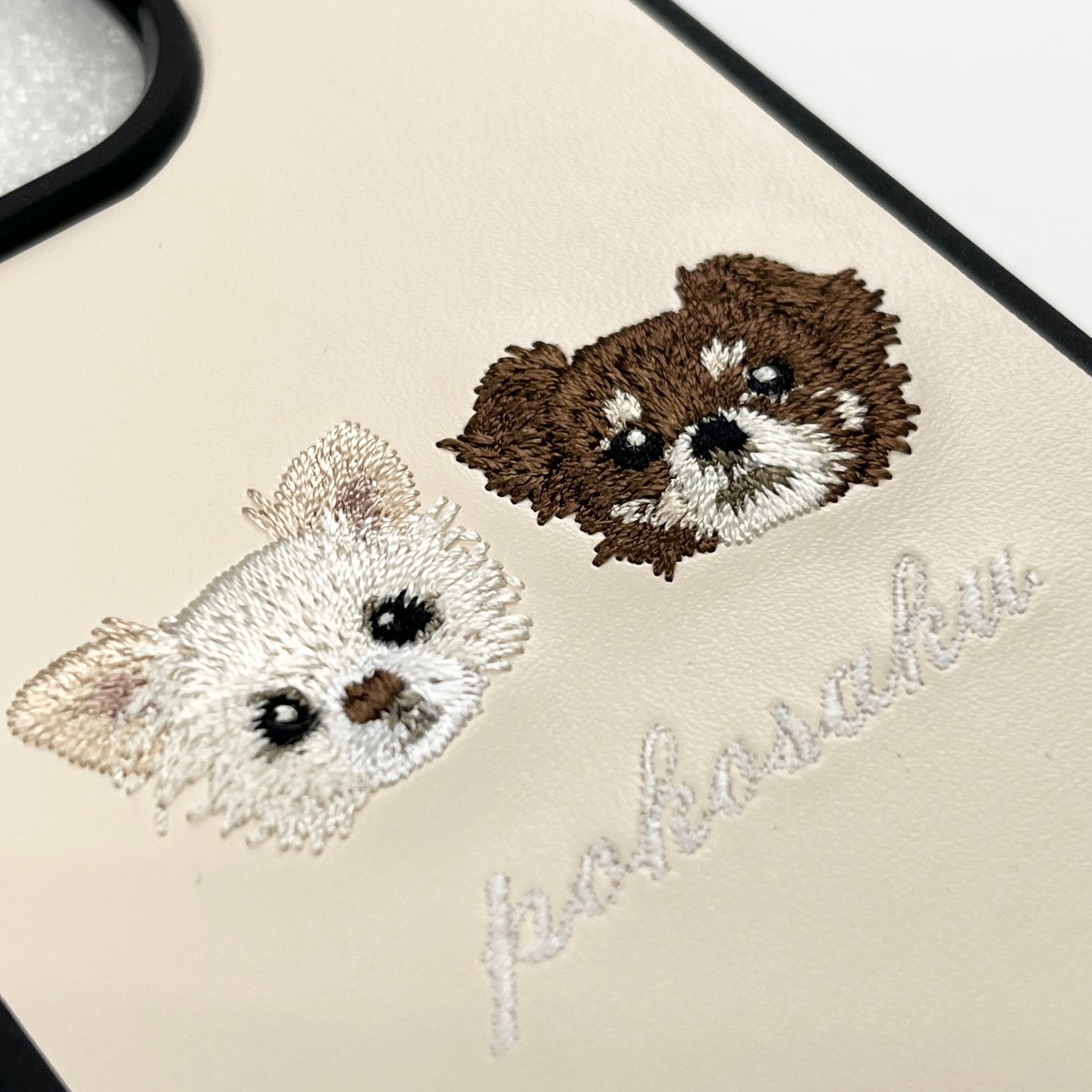 ＜ORDER作品＞刺繍スマホケース【チワワ（pokosaku） - イラスト調（ツーポイント）】ShiiShu（シーシュ）｜iPhoneケース、手帳型対応