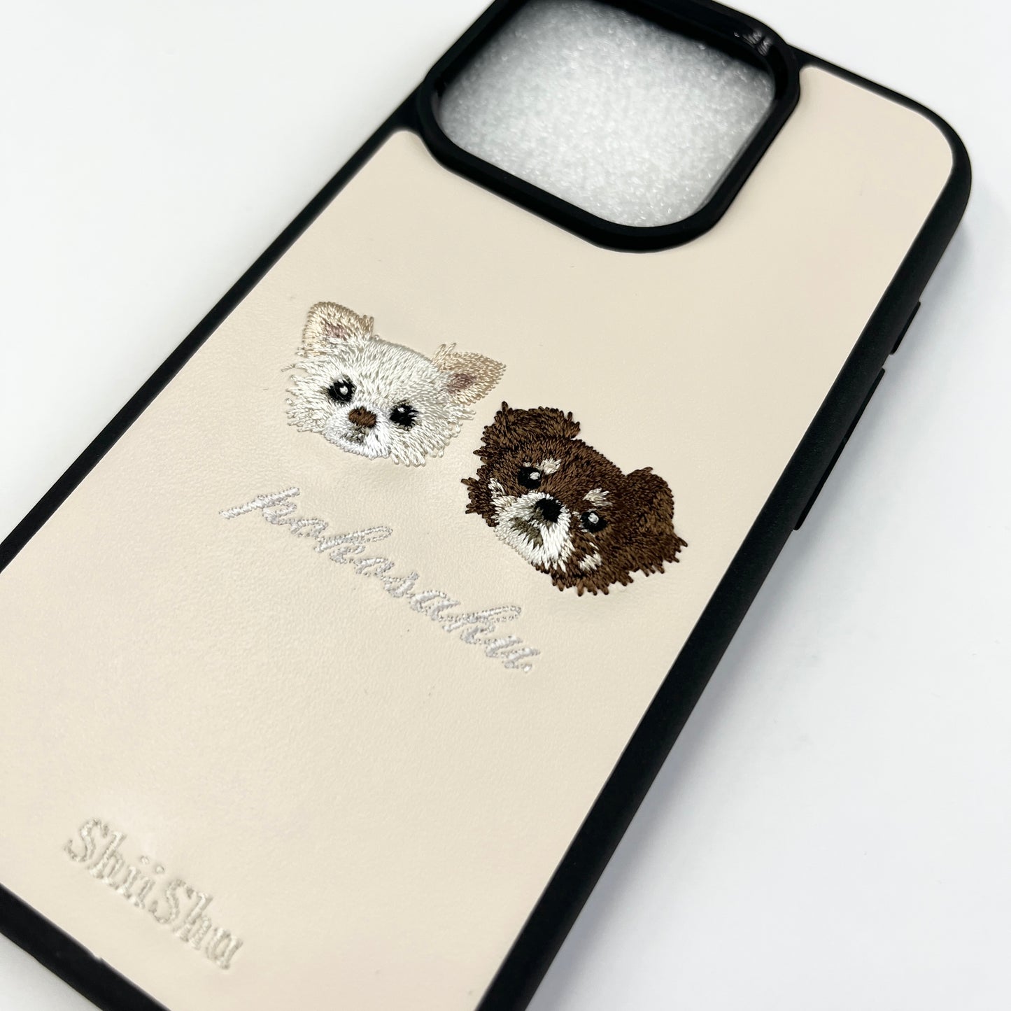 ＜ORDER作品＞刺繍スマホケース【チワワ（pokosaku） - イラスト調（ツーポイント）】ShiiShu（シーシュ）｜iPhoneケース、手帳型対応